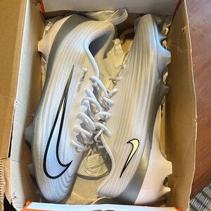 Nike Men's Silver and White Athletic Cleats